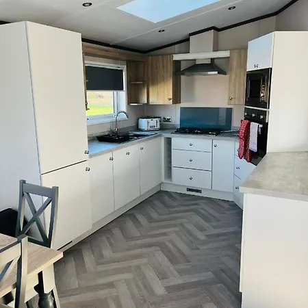 Darwin With Hot Tub Lodge Malton