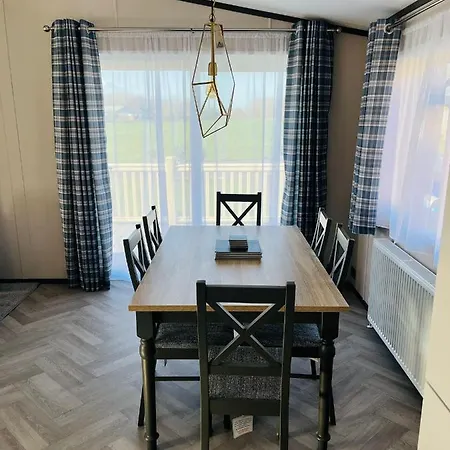 Jaktstuga Darwin With Hot Tub Malton